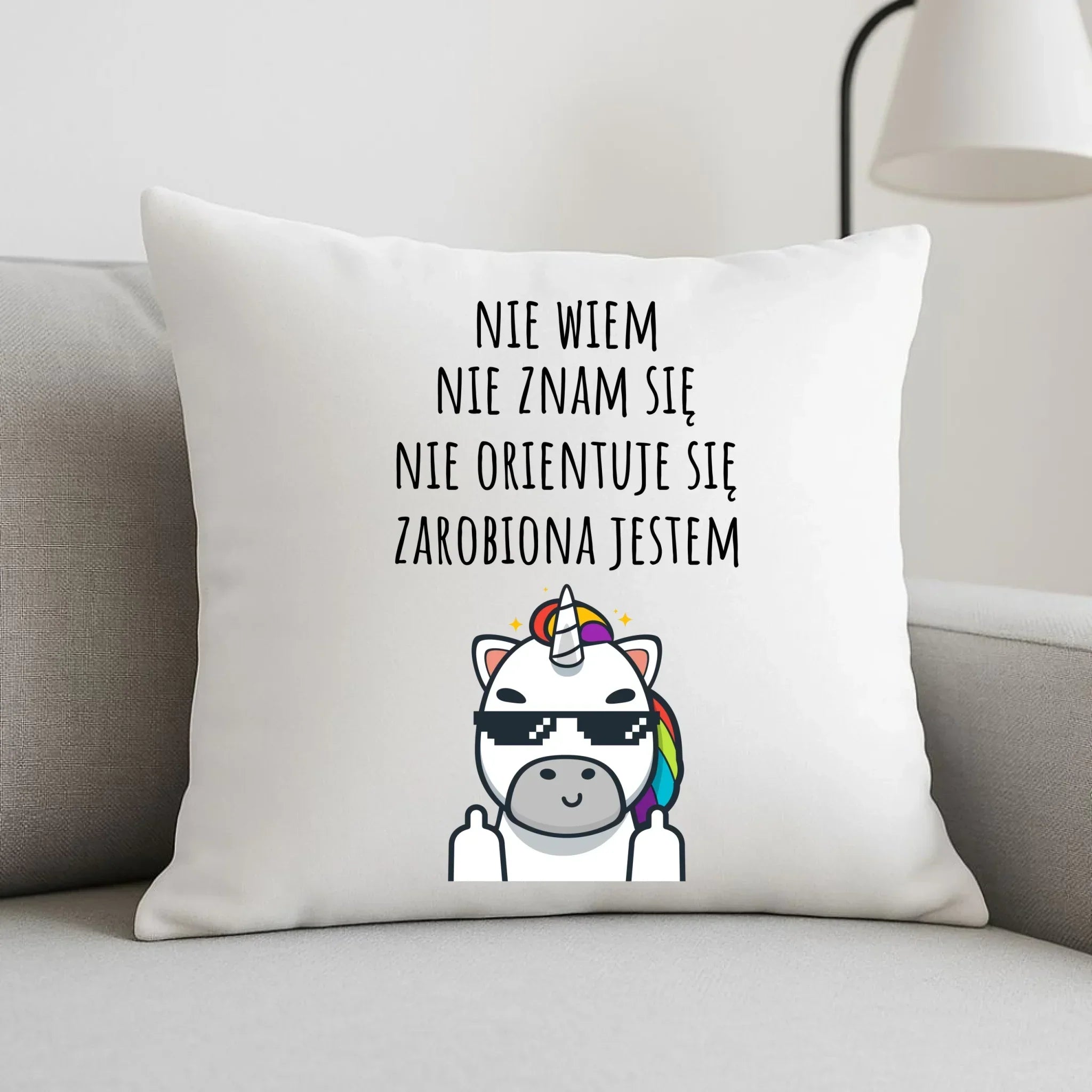 Śmieszna poduszka z napisem - Nie wiem, nie znam się, zarobiona jestem DZ05 - StoryCups.pl
