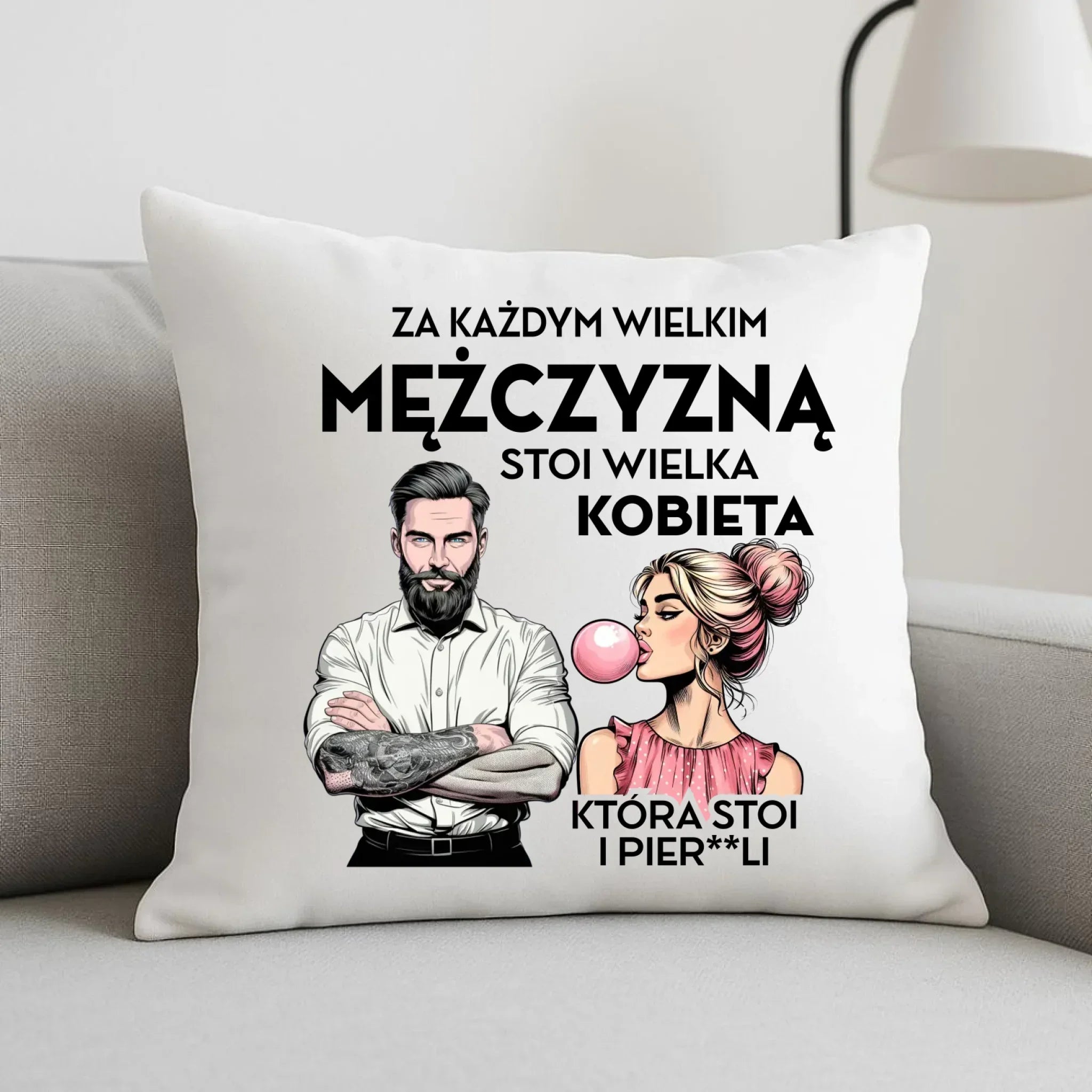 Poduszka - Prezent dla niego - Za każdym wielkim mężczyzną stoi wielka kobieta DCH27 - StoryCups.pl