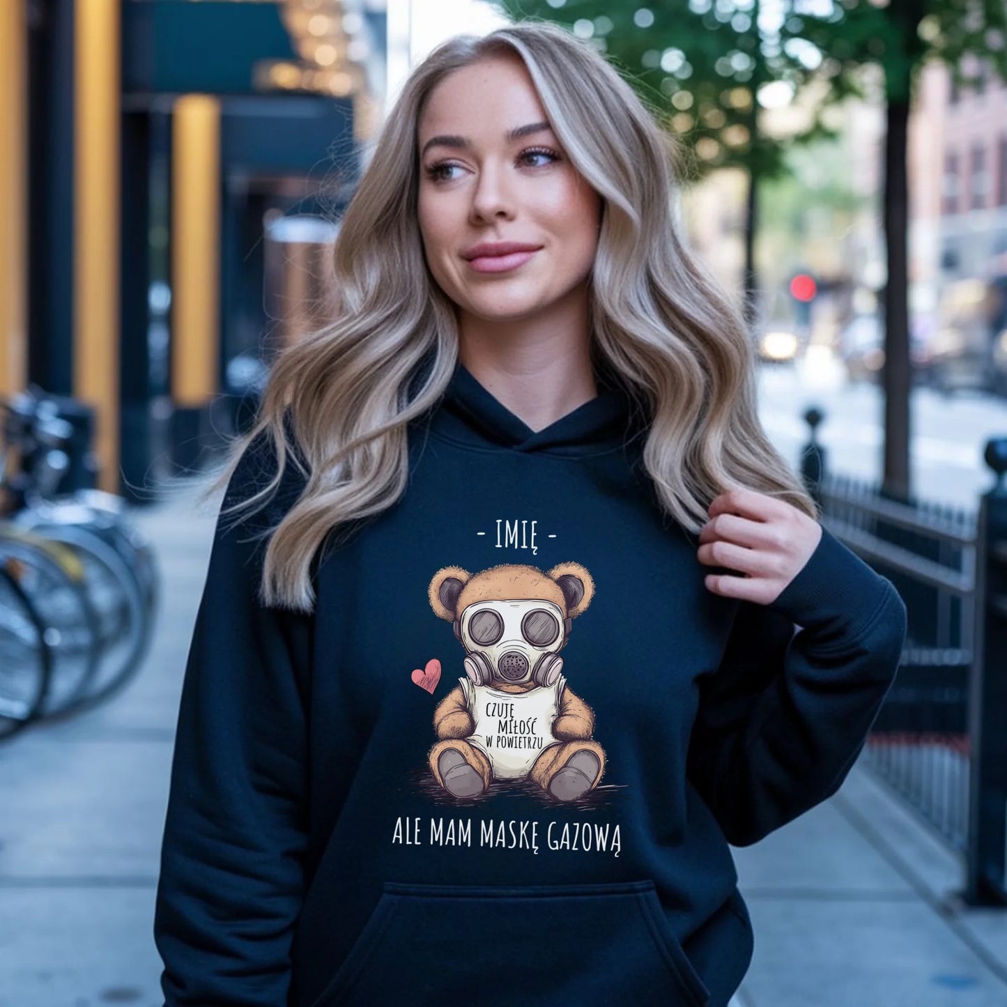 Bluza damska z kapturem - Miś w masce gazowej - Czuję miłość w powietrzu - personalizowana W38 - StoryCups.pl