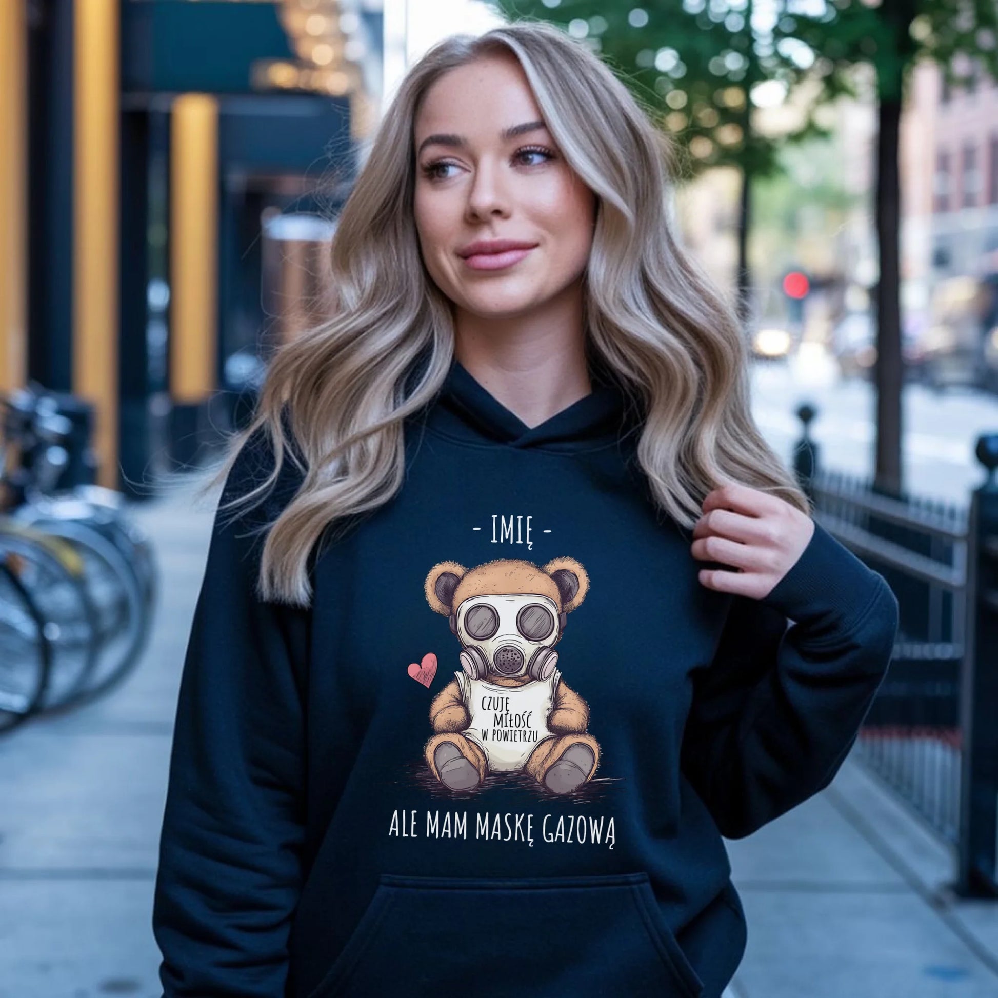 Bluza damska z kapturem - Miś w masce gazowej - Czuję miłość w powietrzu - personalizowana W38 - StoryCups.pl