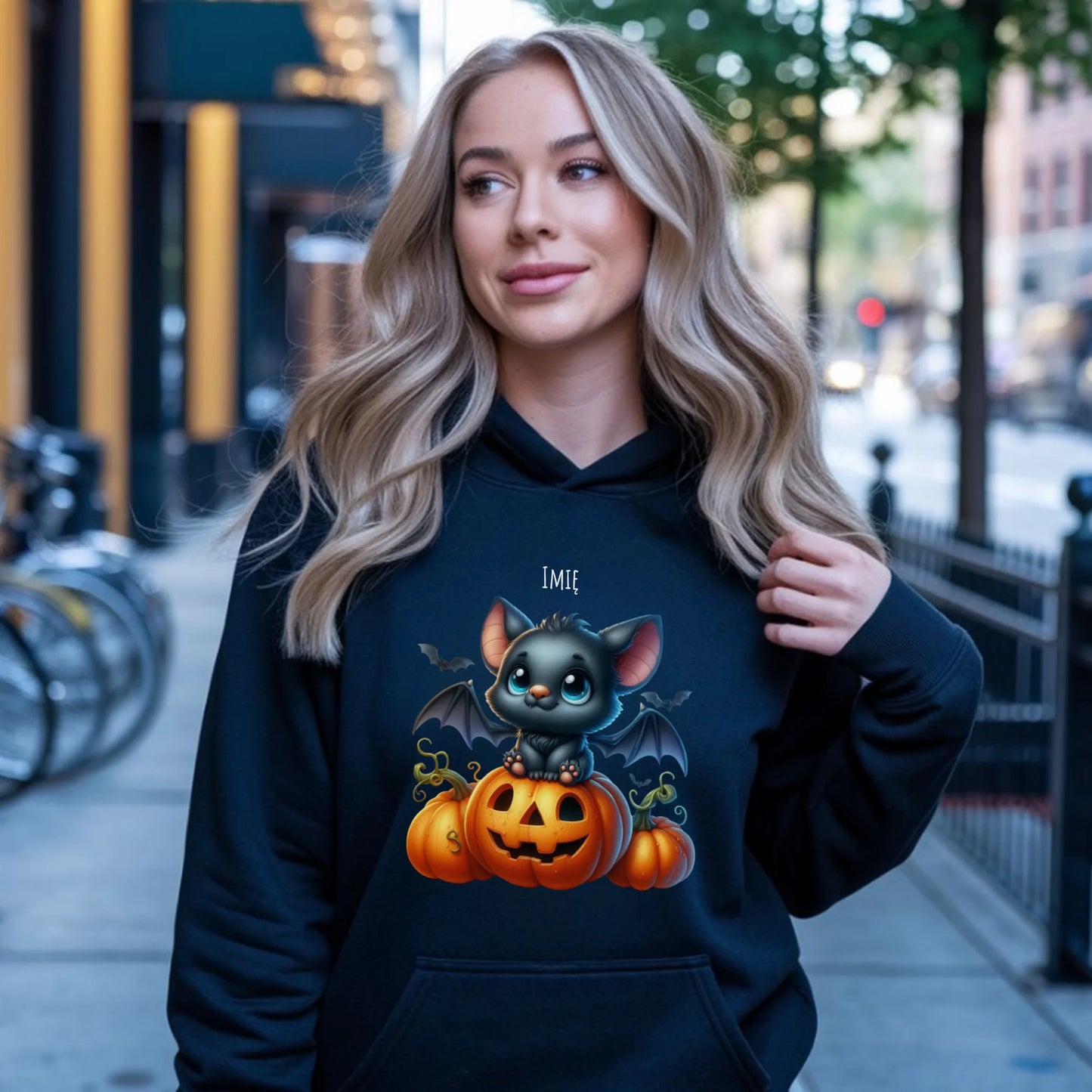 Bluza damska z kapturem halloweenowa - Słodki nietoperz z dynią - personalizowana HL09 - StoryCups.pl
