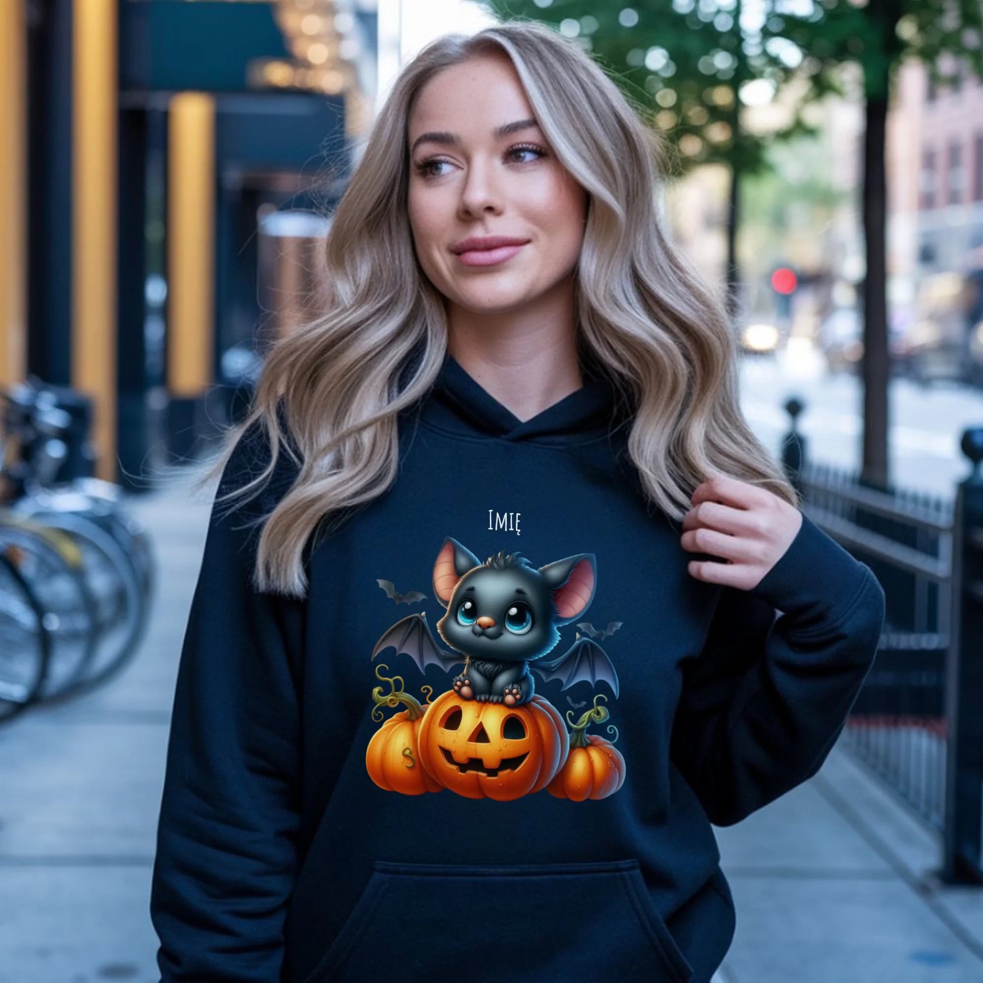 Bluza damska z kapturem halloweenowa - Słodki nietoperz z dynią - personalizowana HL09 - StoryCups.pl