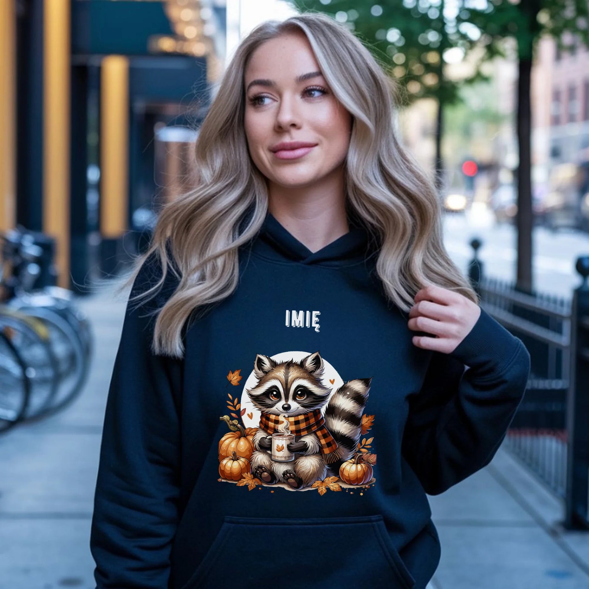 Bluza damska z kapturem jesienna – Szop z kawą i dyniami - personalizowana JS16 - StoryCups.pl