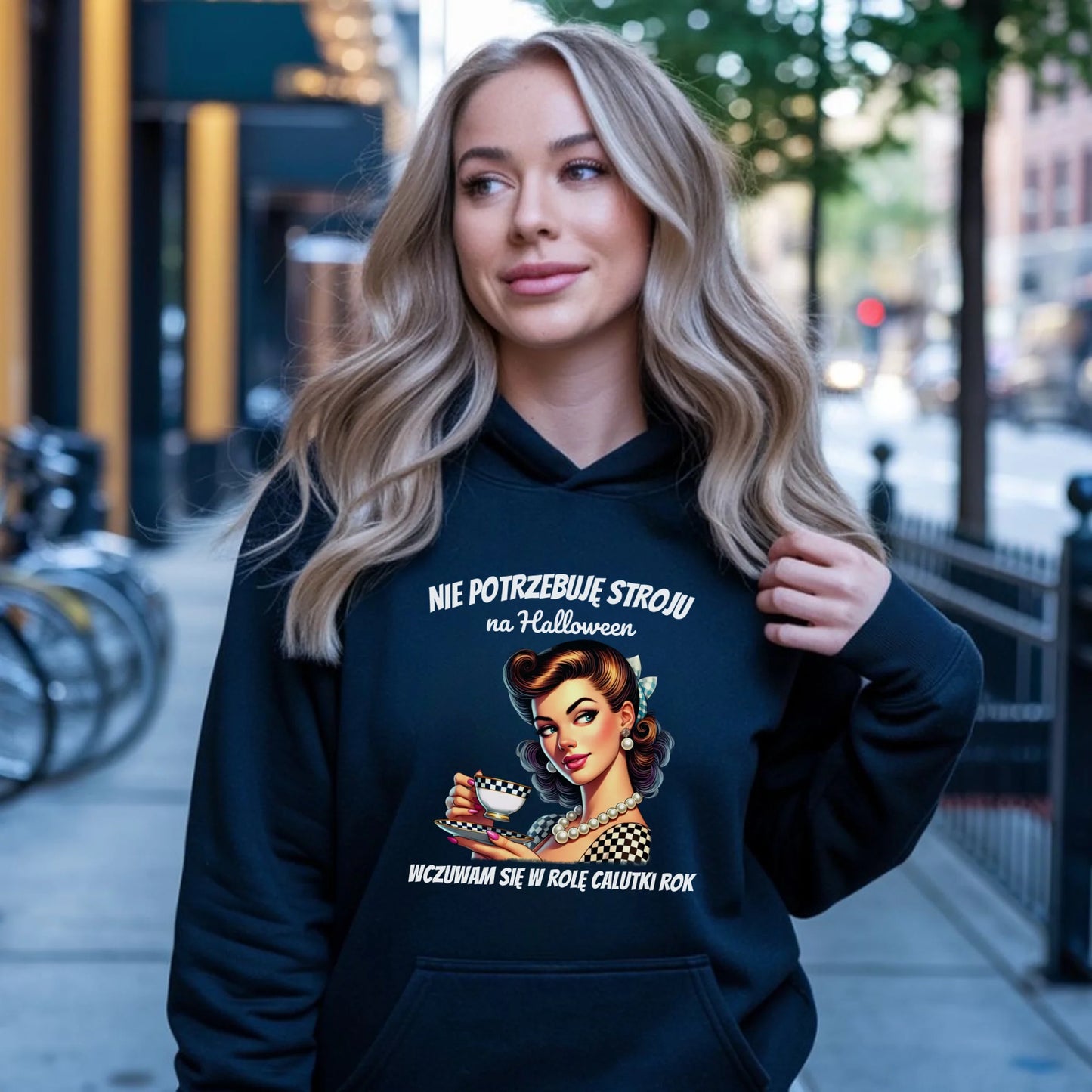 Bluza damska z kapturem retro pin-up girl – Nie potrzebuję stroju na Halloween HL29 - StoryCups.pl