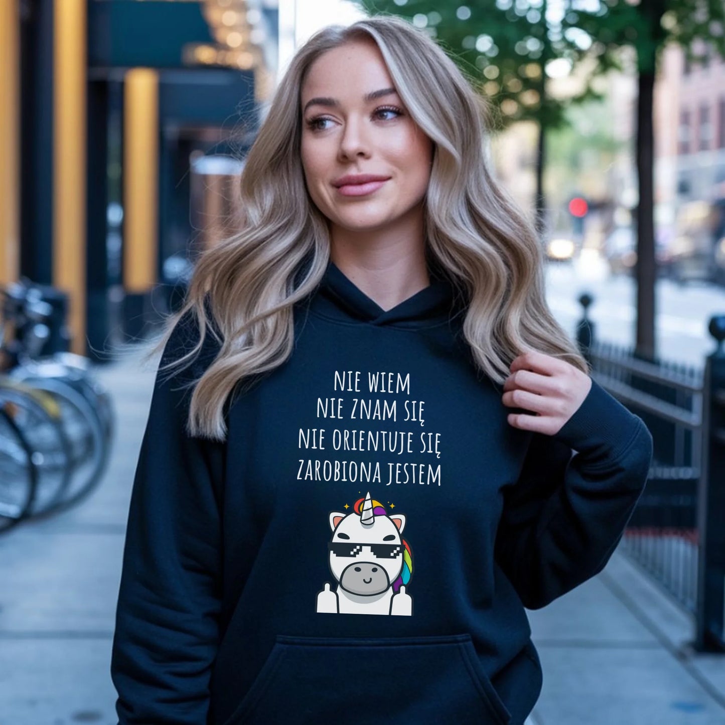 Bluza damska z kapturem - Nie wiem, nie znam się, zarobiona jestem DZ05 - StoryCups.pl
