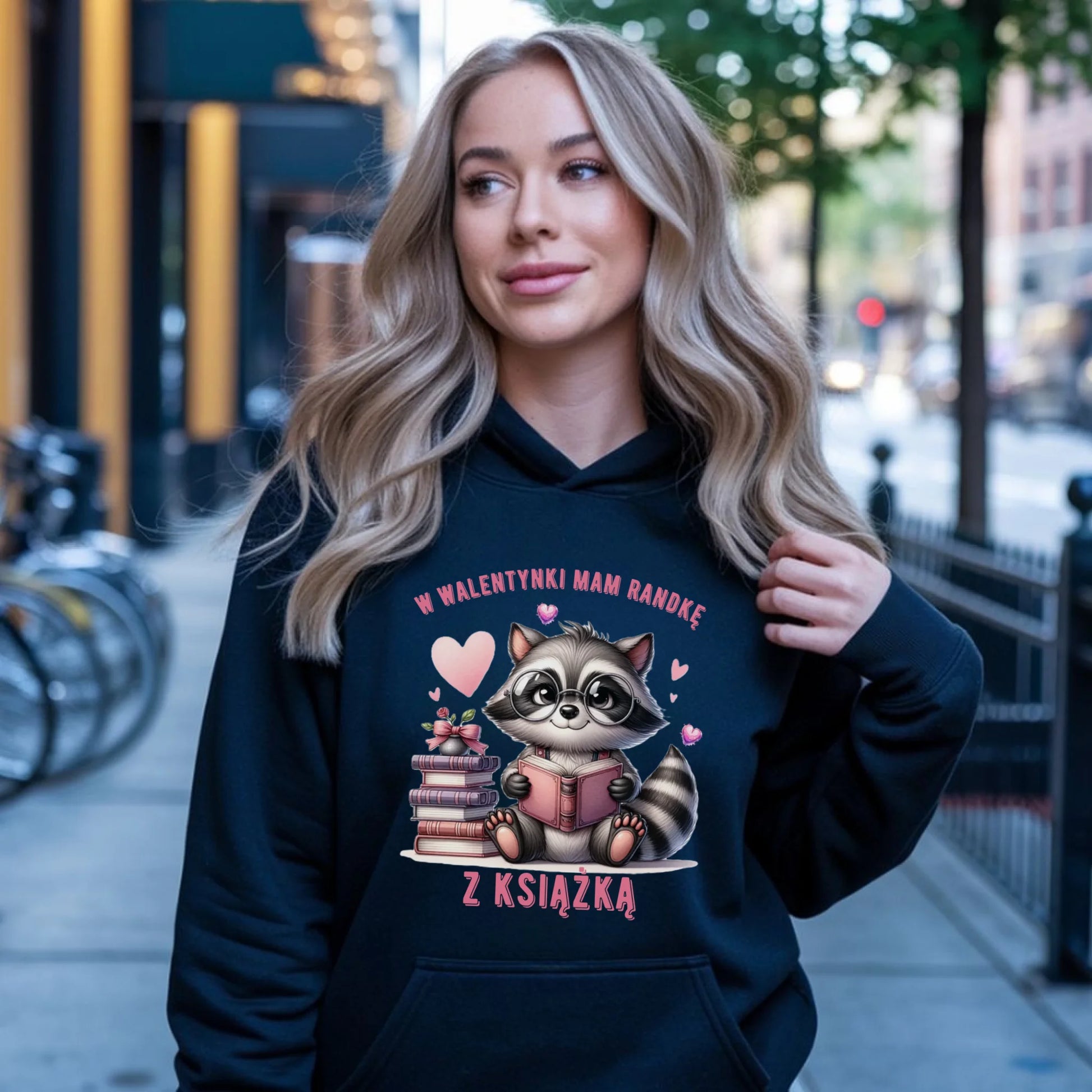 Bluza damska z kapturem na Walentynki dla mola książkowego – Mam randkę z książką W20 - StoryCups.pl