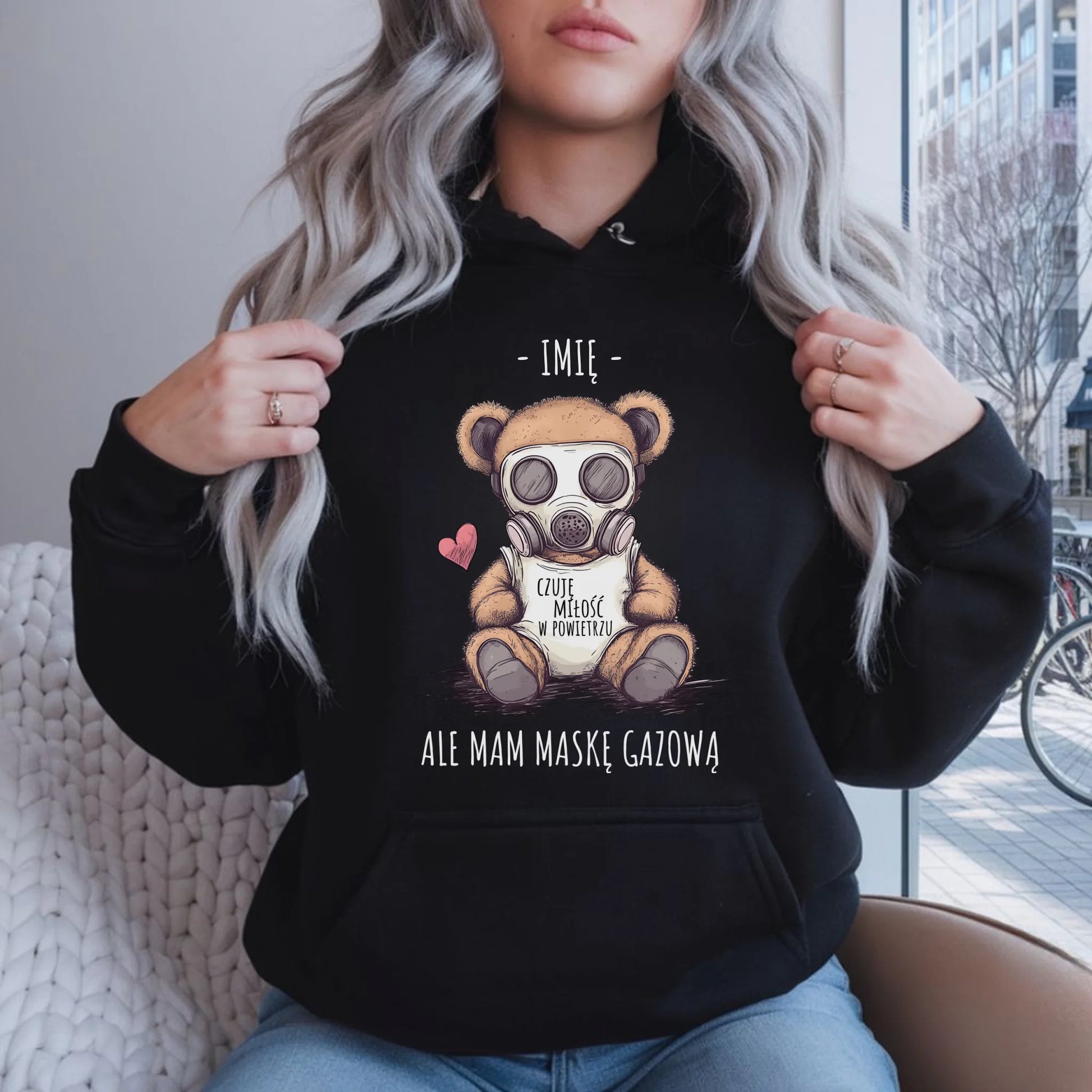 Bluza damska z kapturem - Miś w masce gazowej - Czuję miłość w powietrzu - personalizowana W38 - StoryCups.pl