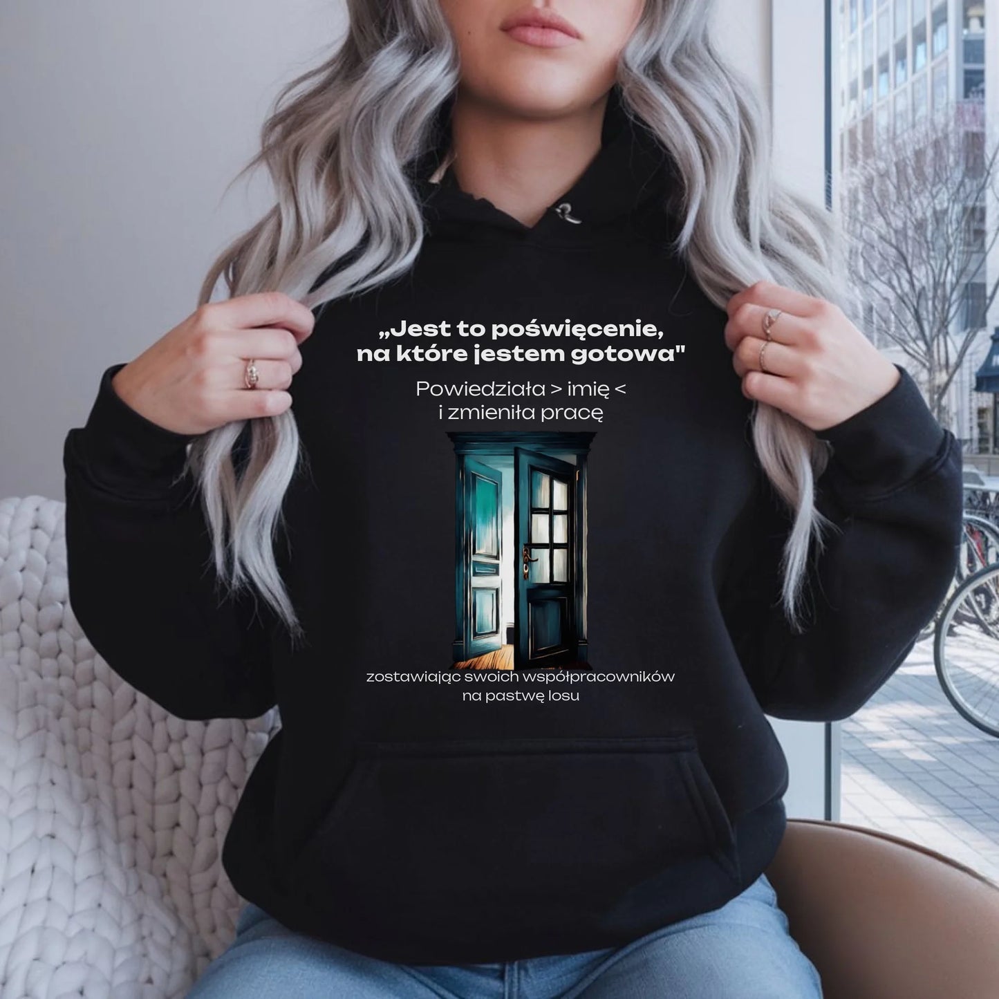 Bluza damska z kapturem na odejście z pracy - Poświęcenie, na które jestem gotowa - personalizowana OP02 - StoryCups.pl