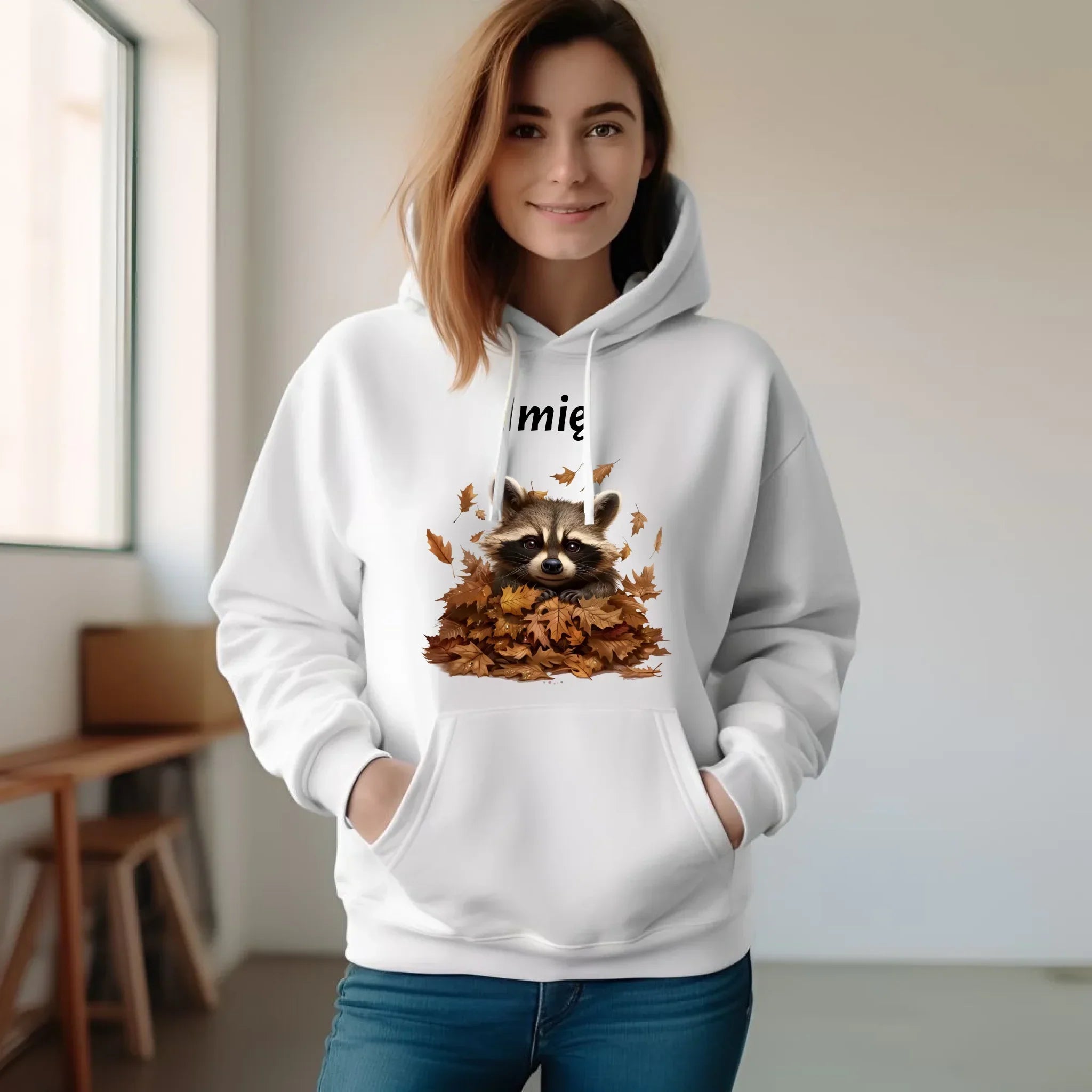 Bluza damska z kapturem jesienna - Szop w liściach - personalizowana JS24 - StoryCups.pl