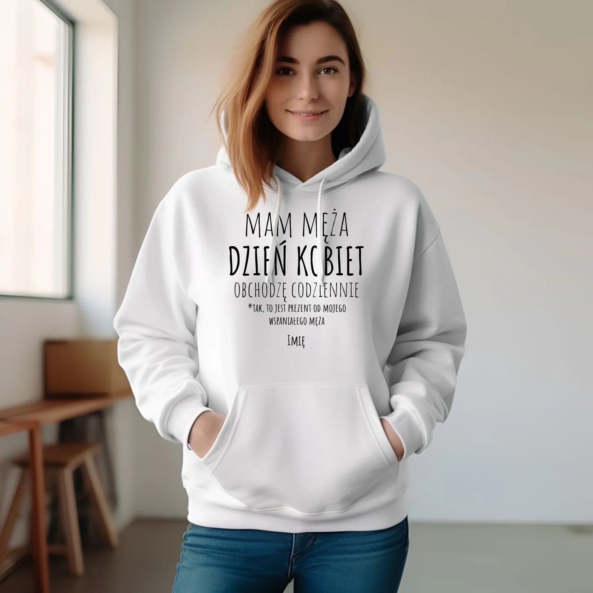 Bluza damska z kapturem - prezent dla żony - Mam męża Dzień Kobiet obchodzę codziennie - personalizowana Ż01 - StoryCups.pl