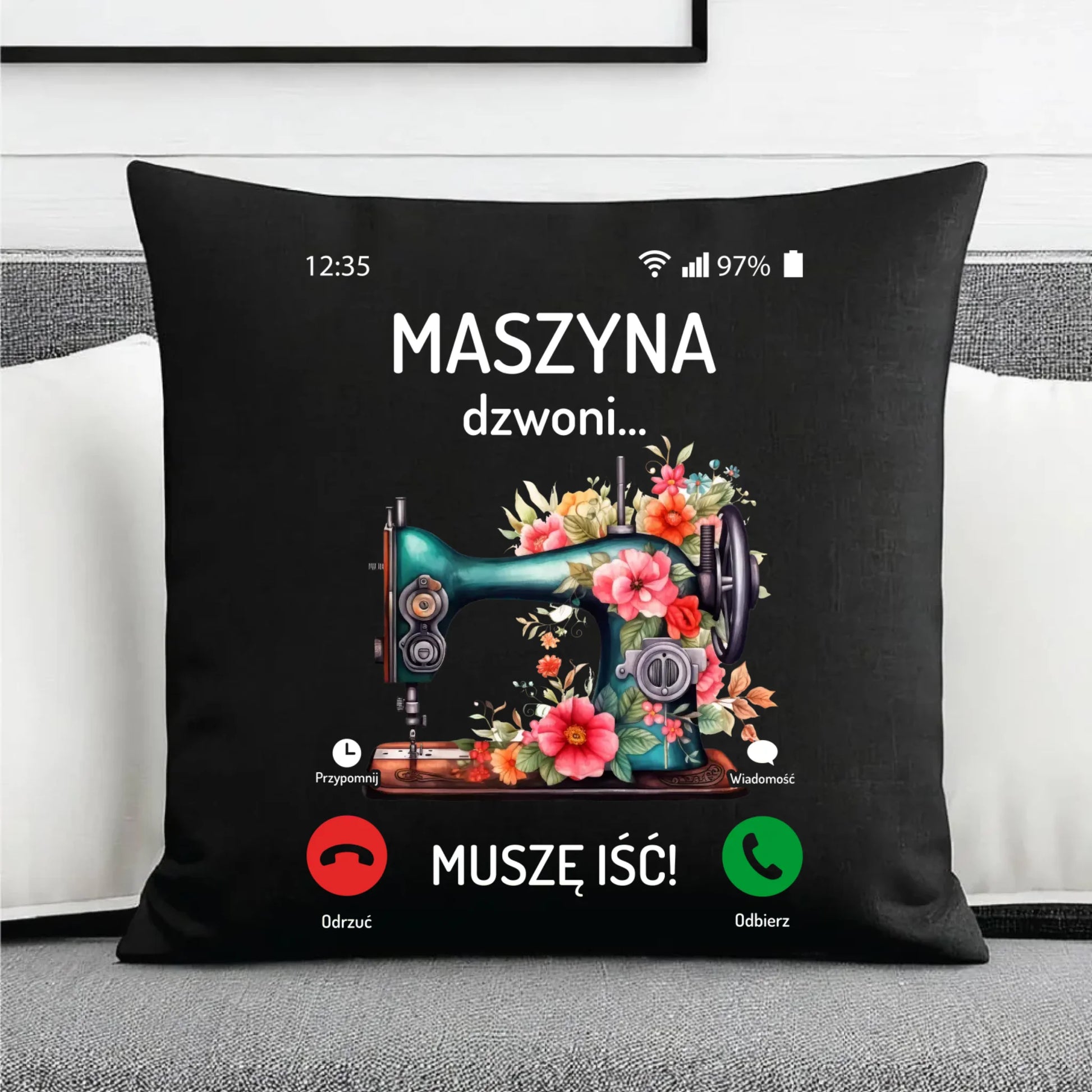Poduszka dekoracyjna szyciowa dla krawcowej - Maszyna dzwoni muszę iść HS05 - StoryCups.pl