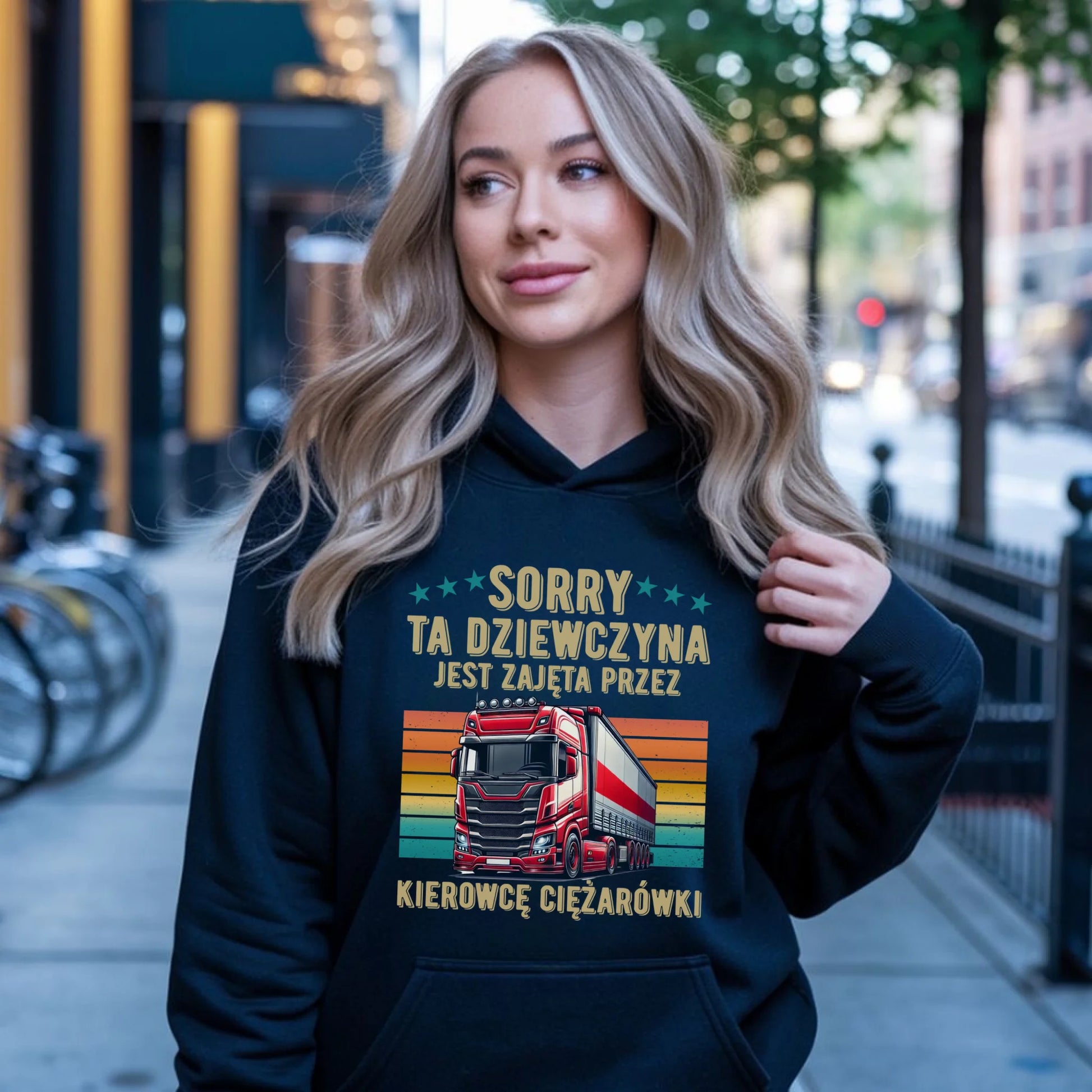 Bluza damska z kapturem - Ta dziewczyna jest zajęta przez kierowcę ciężarówki ZKT12 - StoryCups.pl