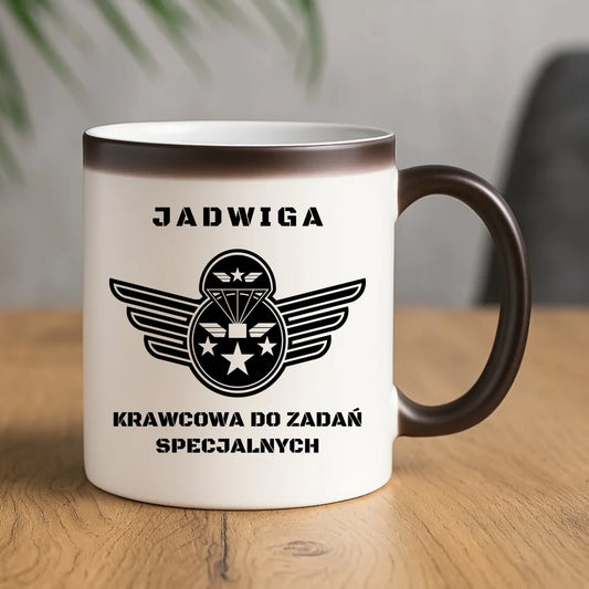 Kubek magiczny szyciowy dla krawcowej - Krawcowa do zadań specjalnych HS38 - StoryCups.pl