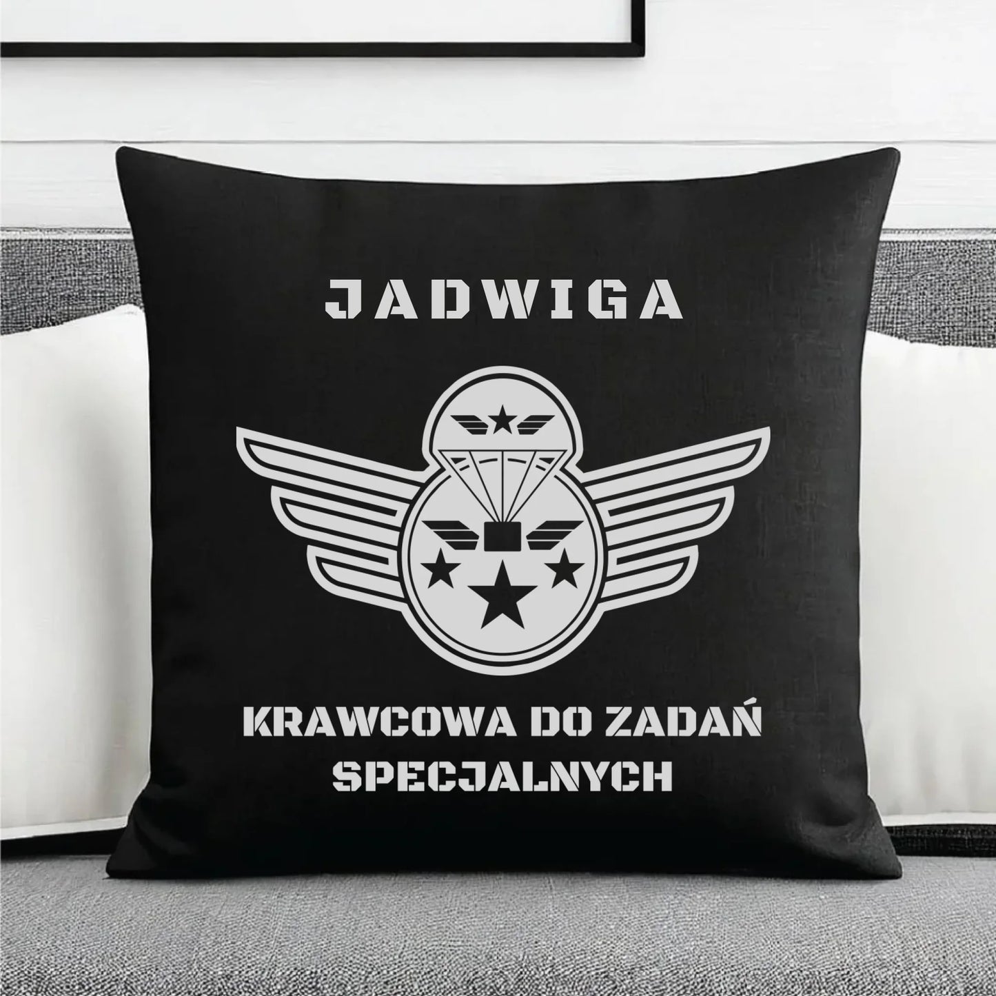 Poduszka dekoracyjna szyciowa dla krawcowej - Krawcowa do zadań specjalnych HS38 - StoryCups.pl