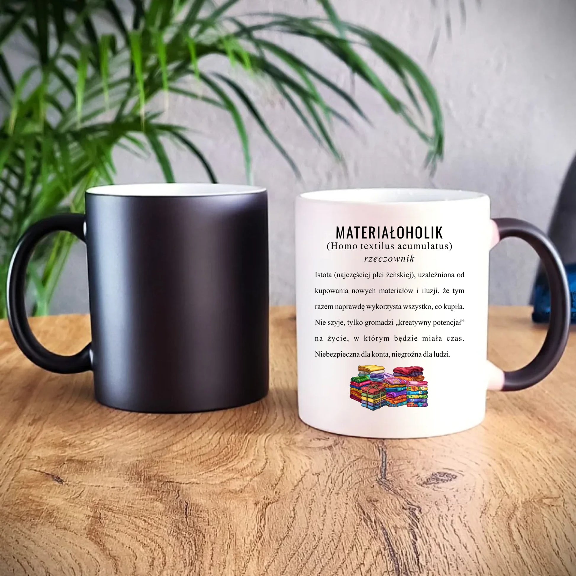 Kubek magiczny szyciowy dla krawcowej - Materiałoholik definicja HS11 - StoryCups.pl