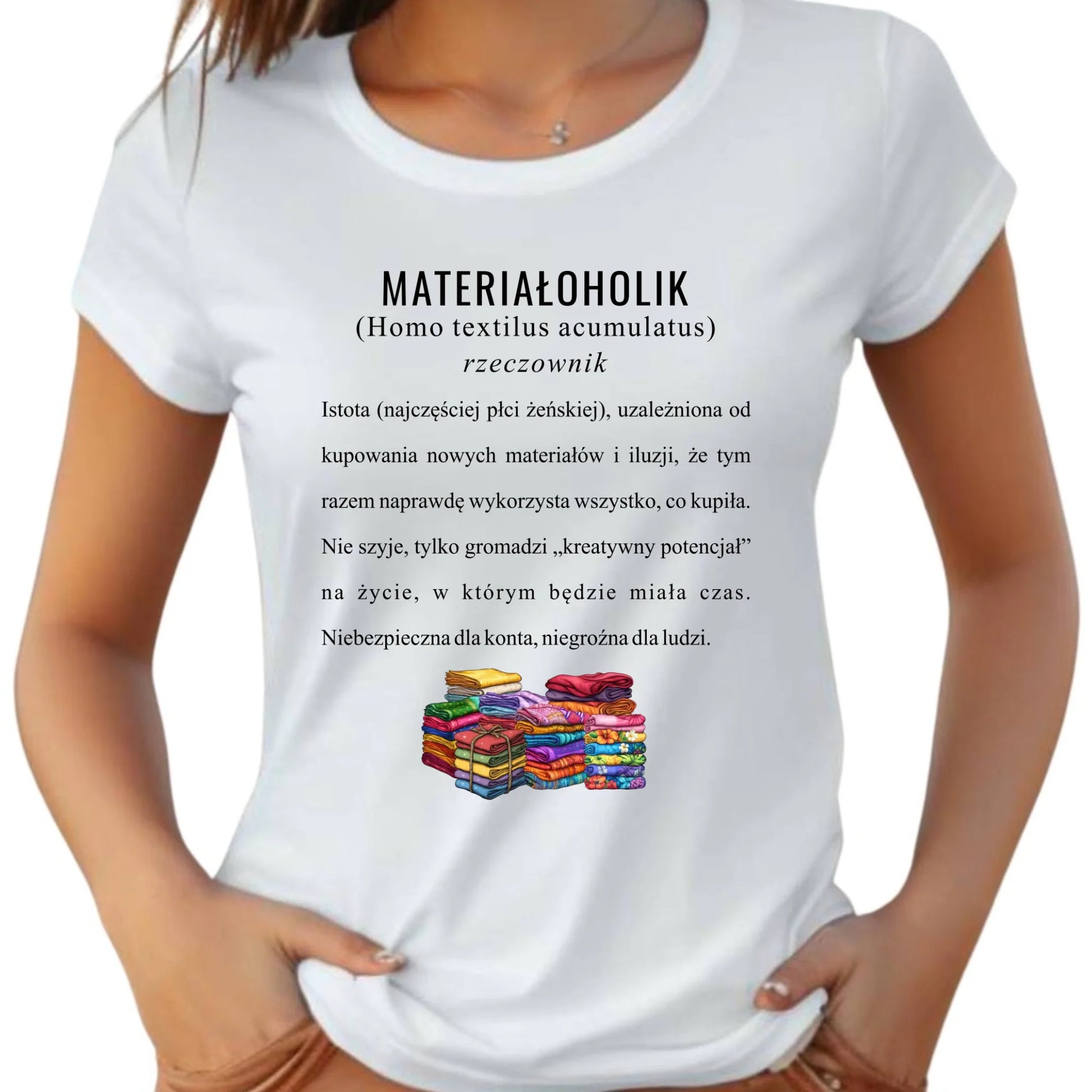 Koszulka damska szyciowa dla krawcowej - Materiałoholik definicja HS11 - StoryCups.pl