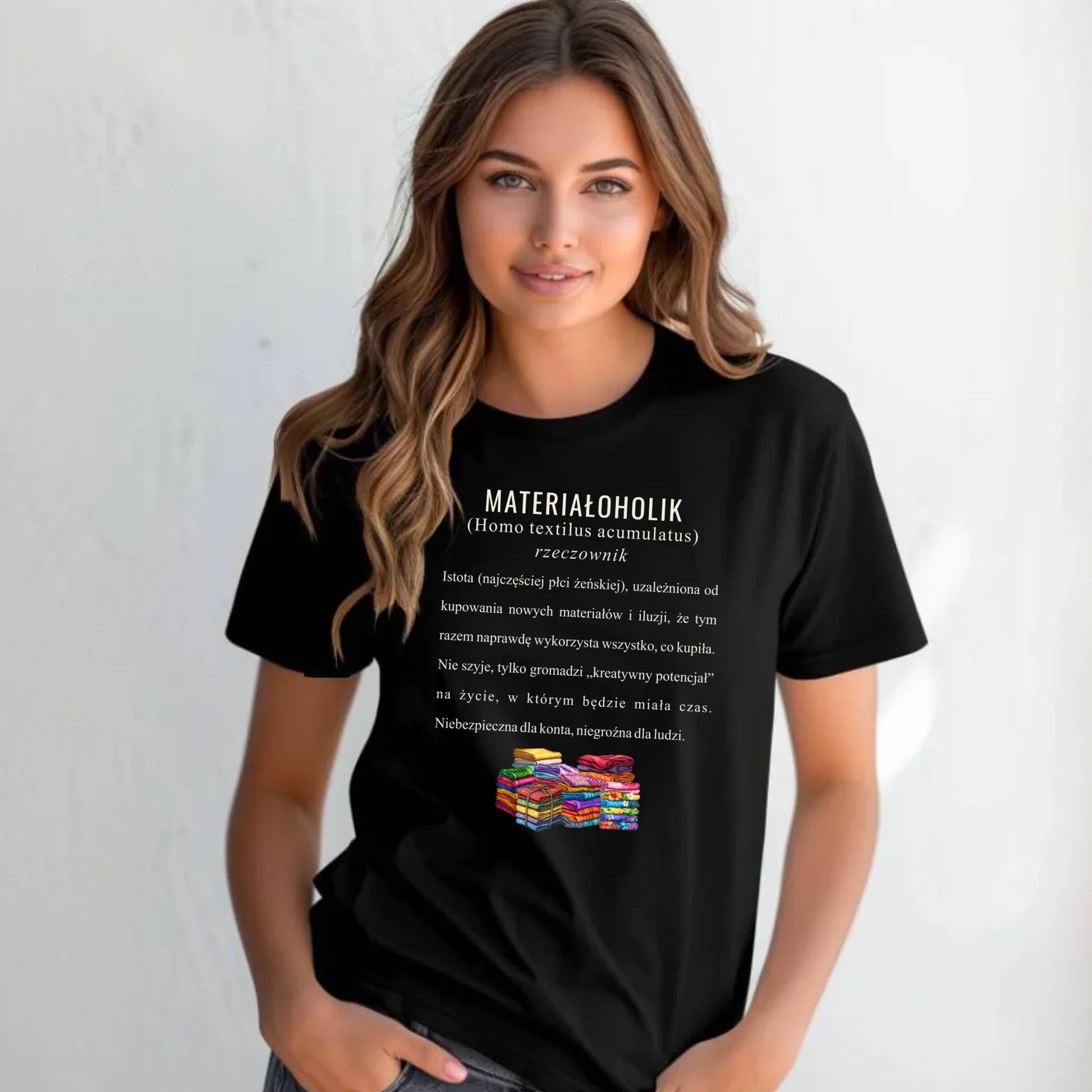 Koszulka damska szyciowa dla krawcowej - Materiałoholik definicja HS11 - StoryCups.pl