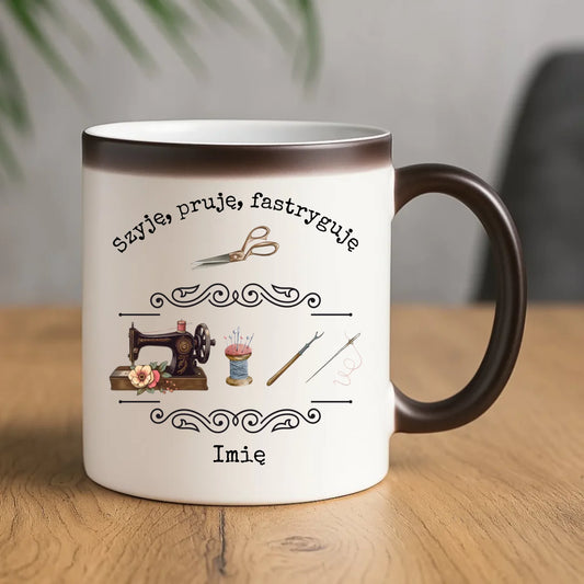 Kubek magiczny szyciowy dla krawcowej - Szyję, pruję, fastryguję HS13 - StoryCups.pl