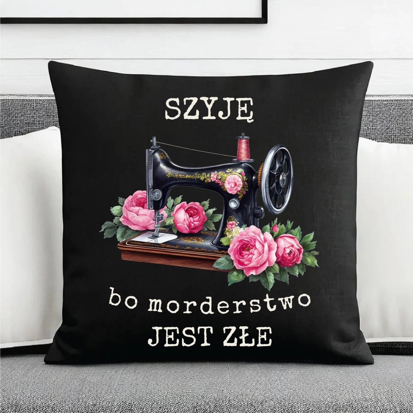 Poduszka dekoracyjna szyciowa dla krawcowej - Szyję, bo morderstwo jest złe HS14 - StoryCups.pl