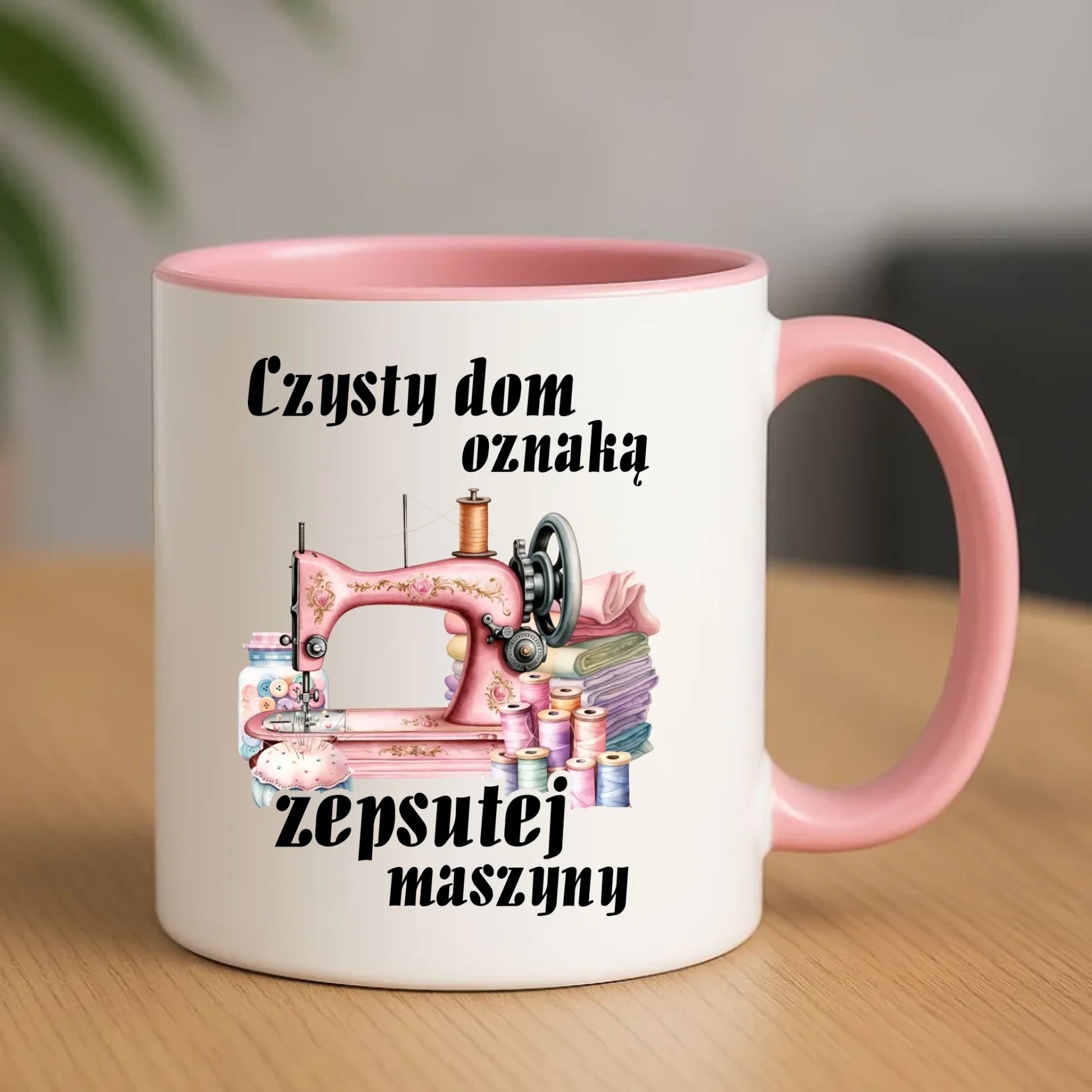 Kubek szyciowy dla krawcowej – Czysty dom oznaką zepsutej maszyny HS15 - StoryCups.pl