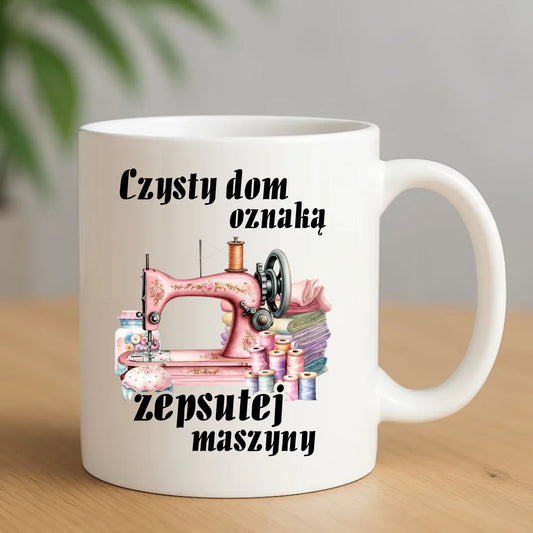Kubek szyciowy dla krawcowej – Czysty dom oznaką zepsutej maszyny HS15 - StoryCups.pl