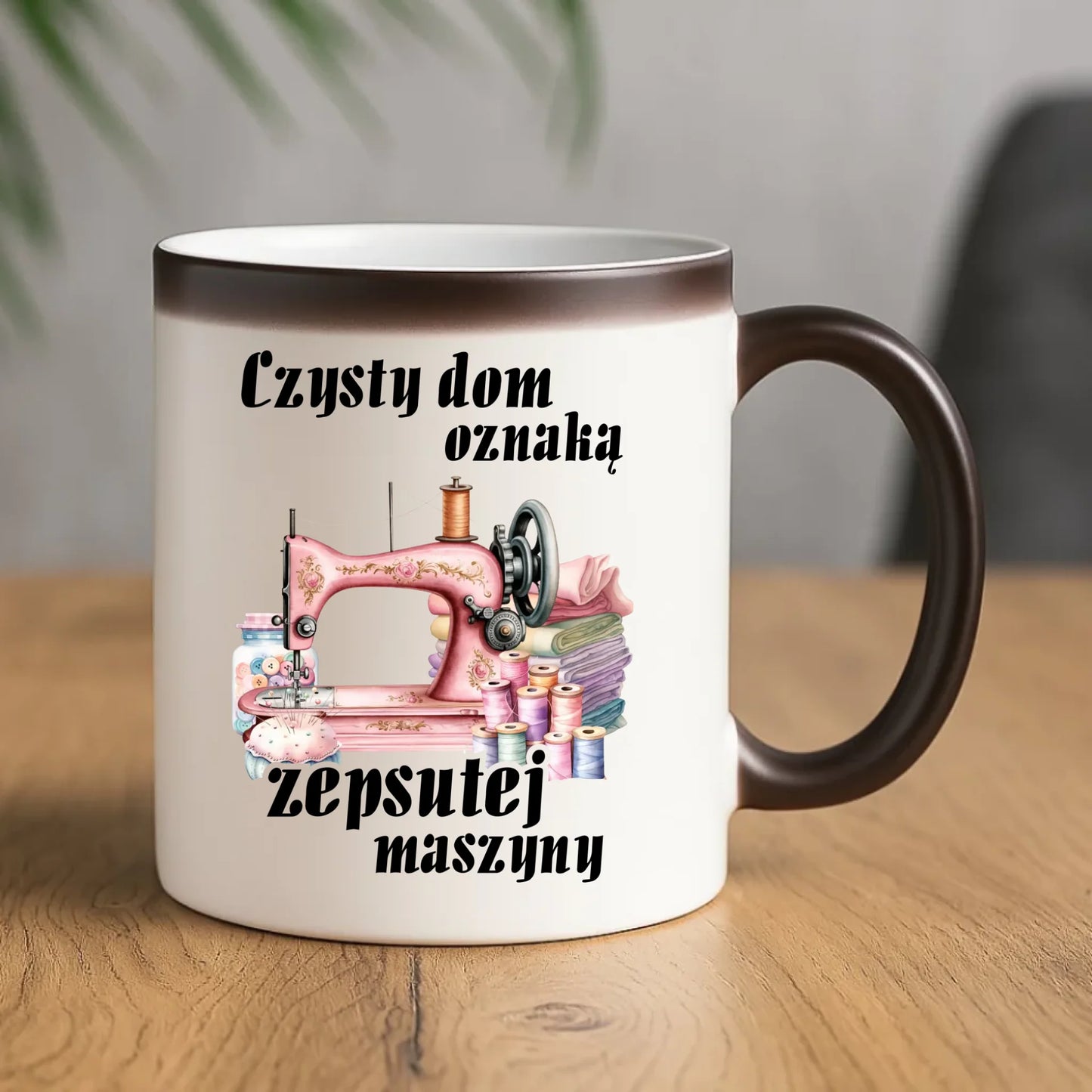 Kubek magiczny szyciowy dla krawcowej - Czysty dom oznaką zepsutej maszyny HS15 - StoryCups.pl