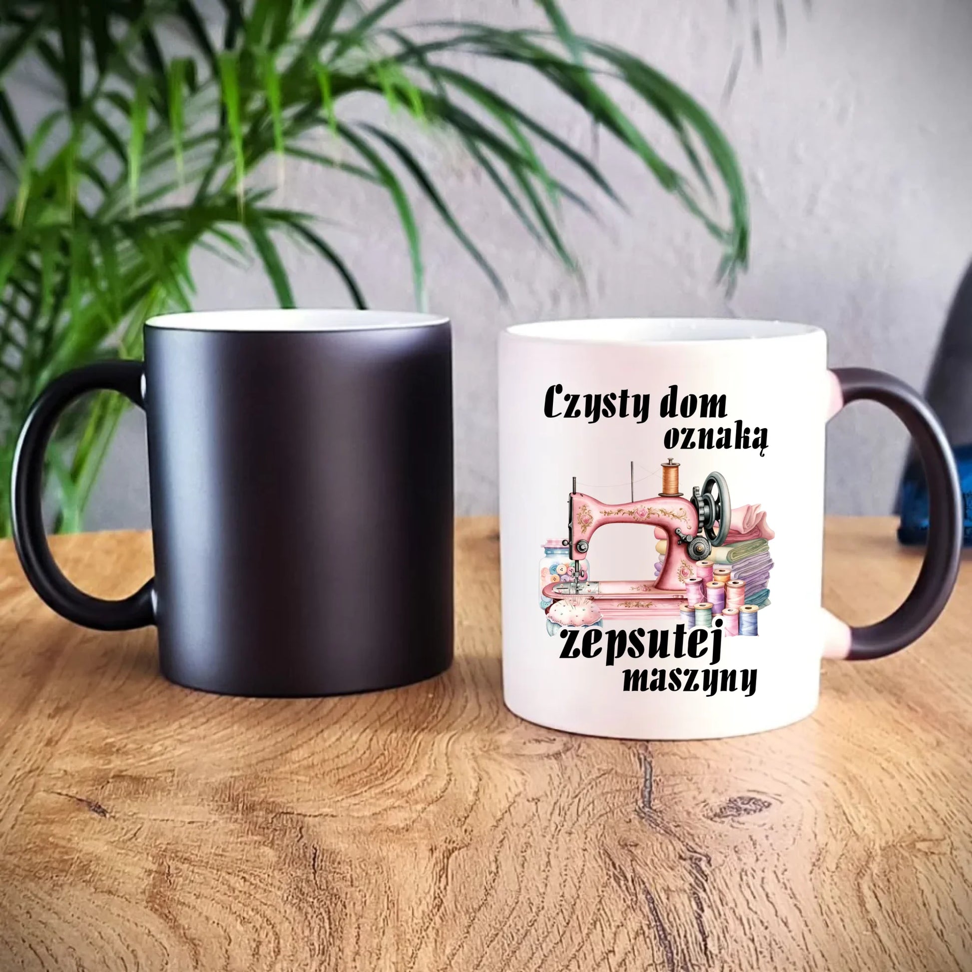 Kubek magiczny szyciowy dla krawcowej - Czysty dom oznaką zepsutej maszyny HS15 - StoryCups.pl
