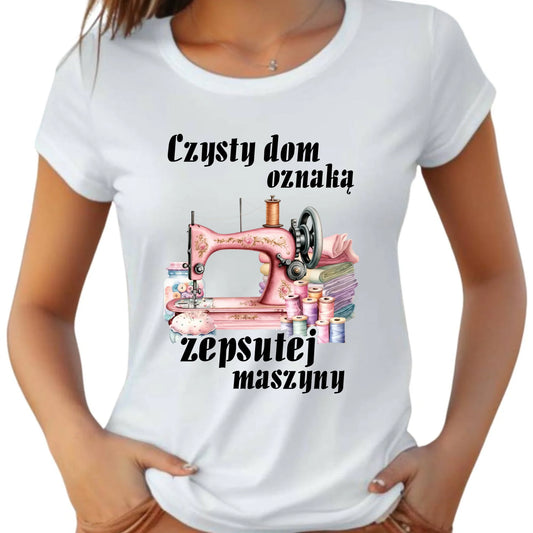 Koszulka damska szyciowa dla krawcowej - Czysty dom oznaką zepsutej maszyny HS15 - StoryCups.pl