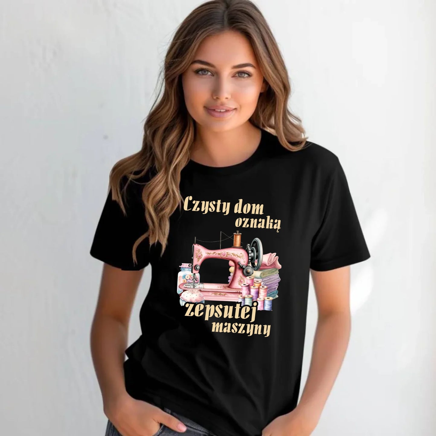Koszulka damska szyciowa dla krawcowej - Czysty dom oznaką zepsutej maszyny HS15 - StoryCups.pl