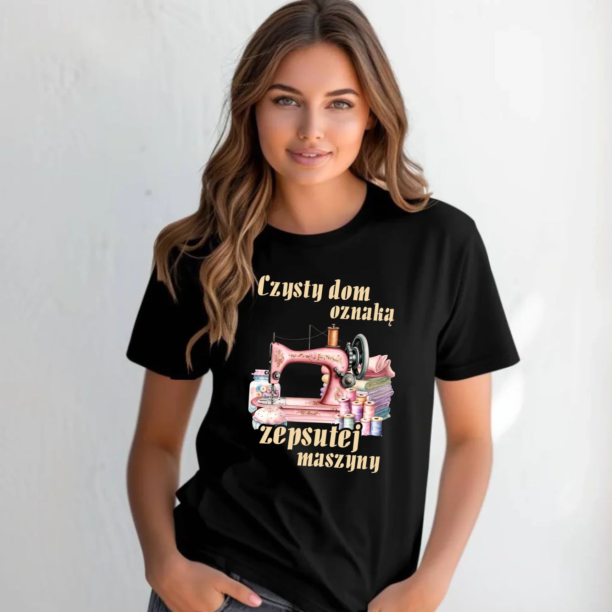 Koszulka damska szyciowa dla krawcowej - Czysty dom oznaką zepsutej maszyny HS15 - StoryCups.pl
