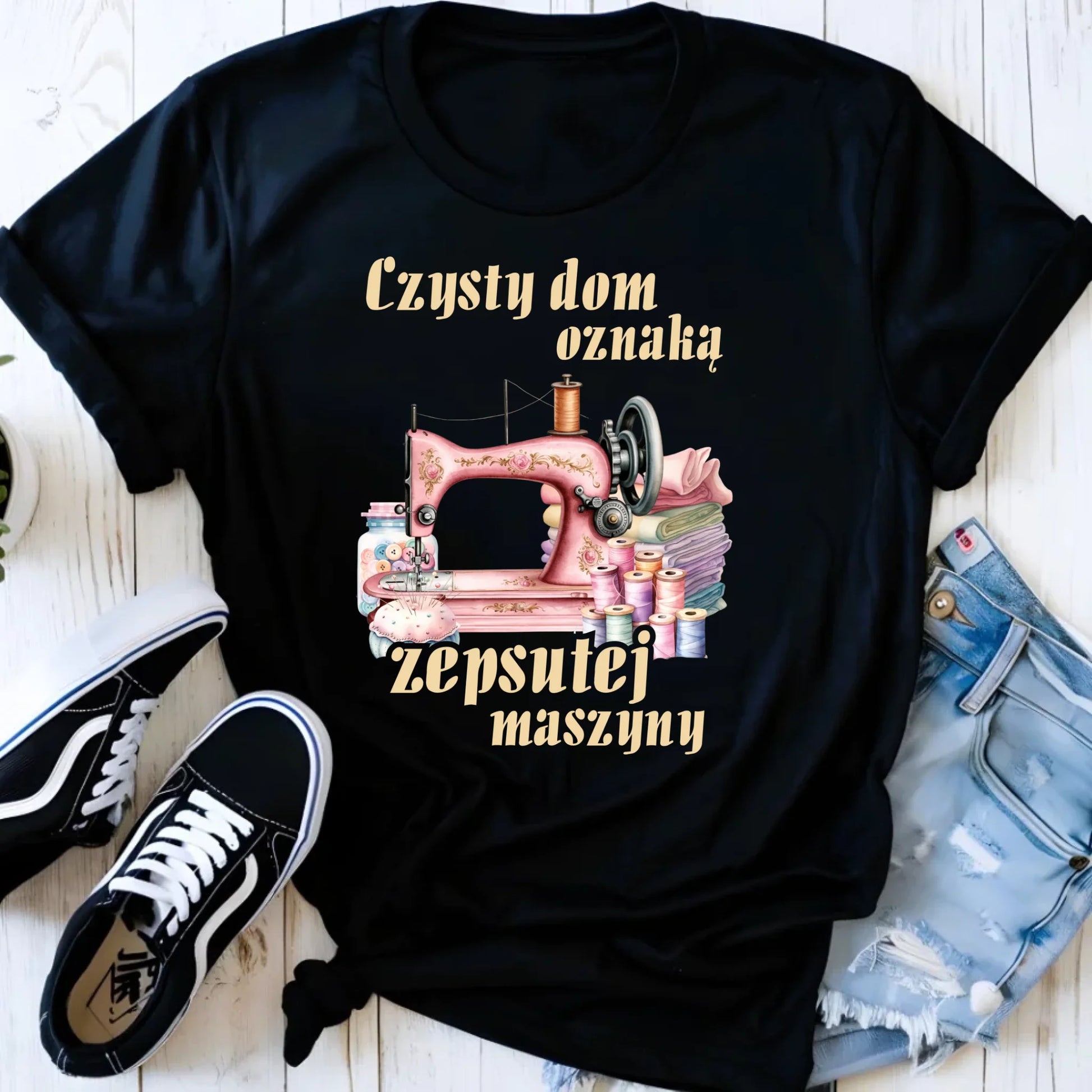 Koszulka damska szyciowa dla krawcowej - Czysty dom oznaką zepsutej maszyny HS15 - StoryCups.pl