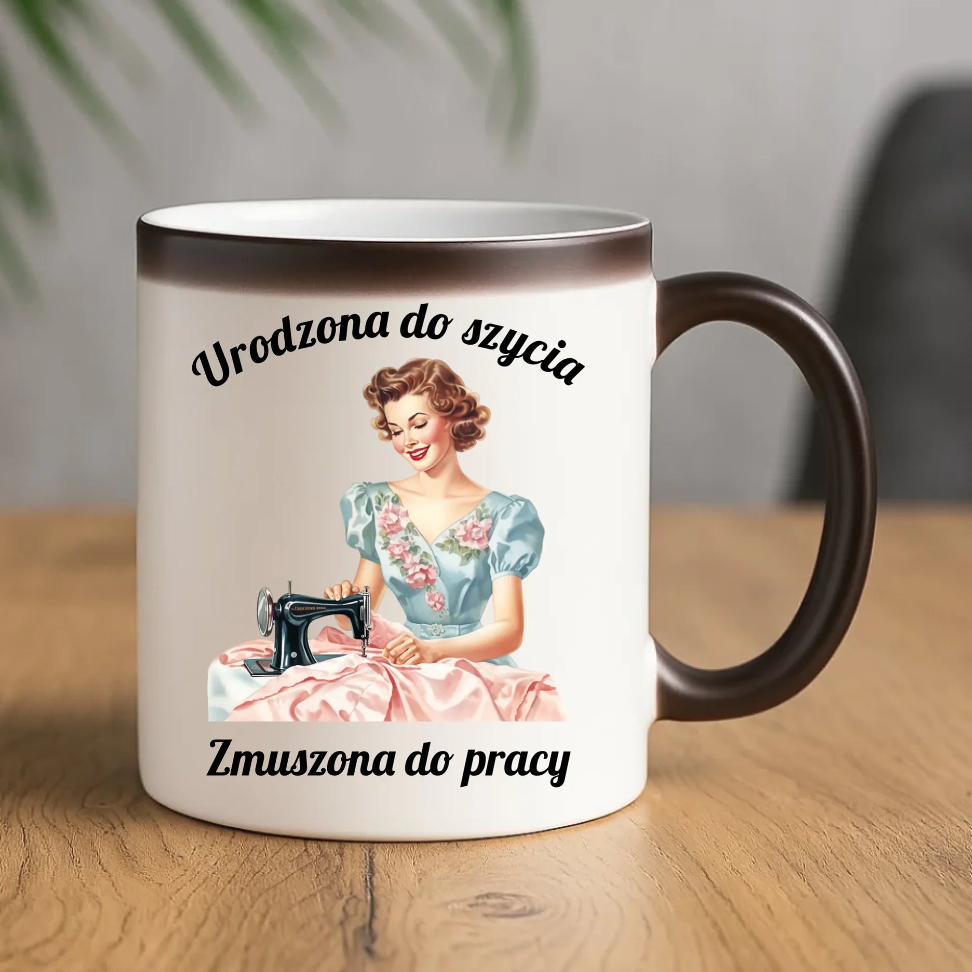 Kubek magiczny szyciowy dla krawcowej - Urodzona do szycia HS18 - StoryCups.pl