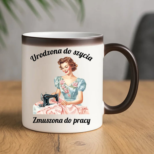 Kubek magiczny szyciowy dla krawcowej - Urodzona do szycia HS18 - StoryCups.pl