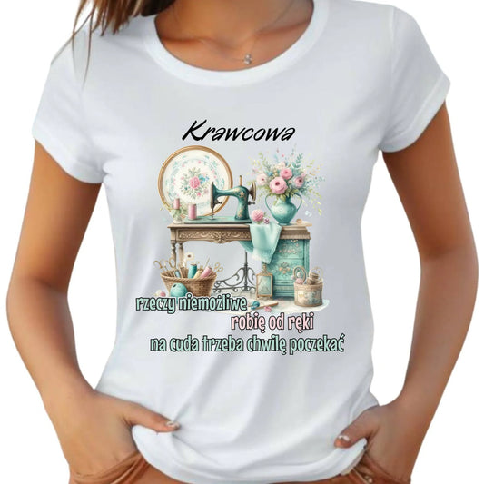 Koszulka damska szyciowa dla krawcowej - Rzeczy niemożliwe HS35 - StoryCups.pl