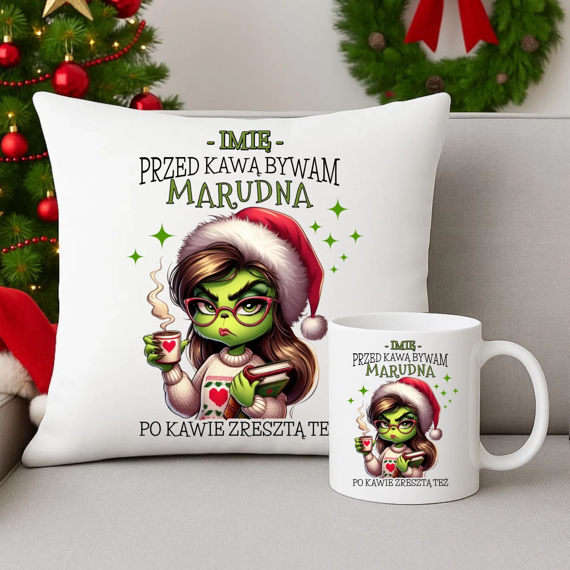 Zestaw poduszka i kubek świąteczny - Grinch - Przed kawą bywam marudna - personalizowany BN116 - StoryCups.pl