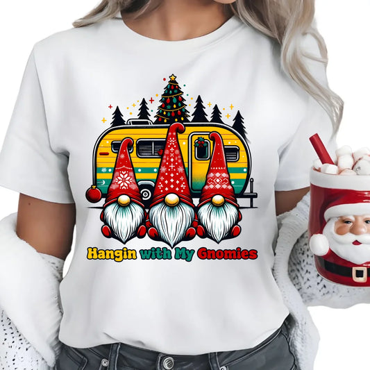 Święta z gnomami | Świąteczna koszulka damska BN41 - StoryCups.pl