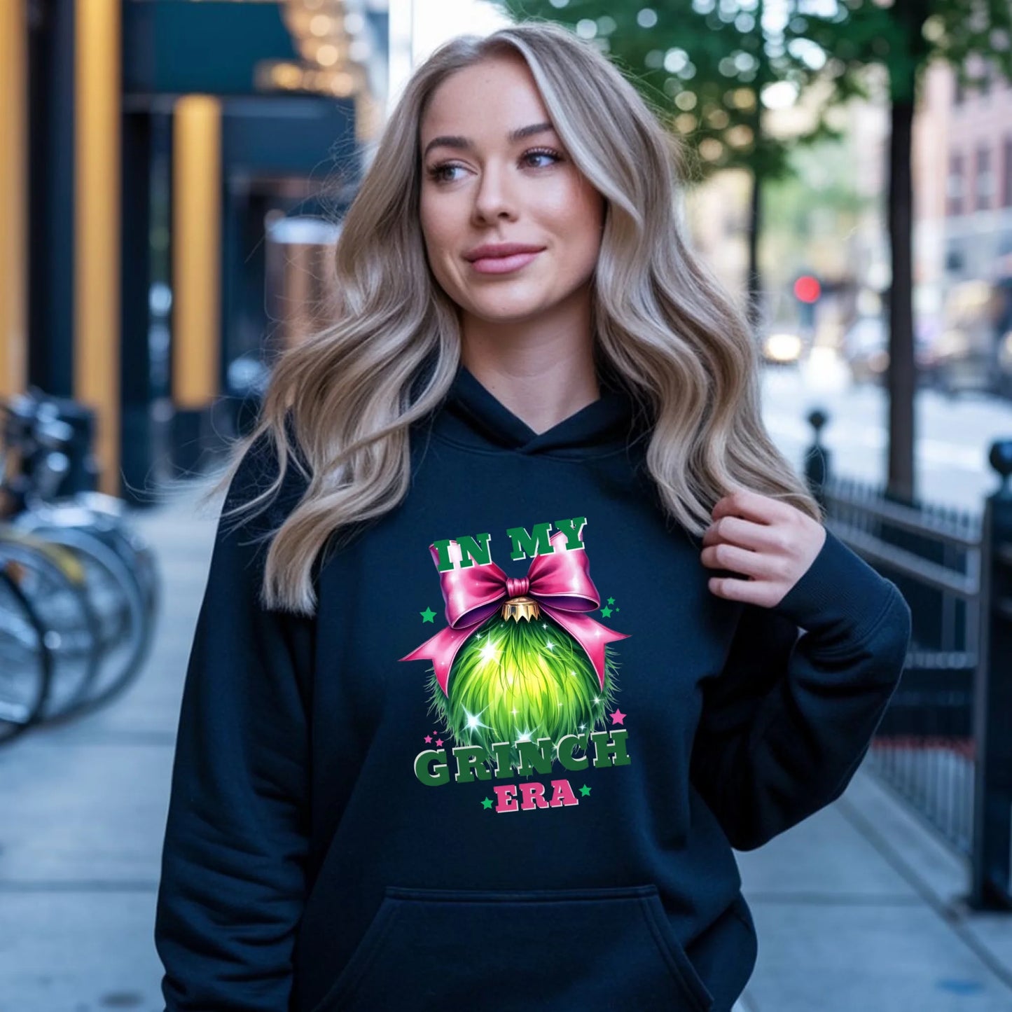 In my Grinch era | Świąteczna bluza damska z kapturem BN26 - StoryCups.pl