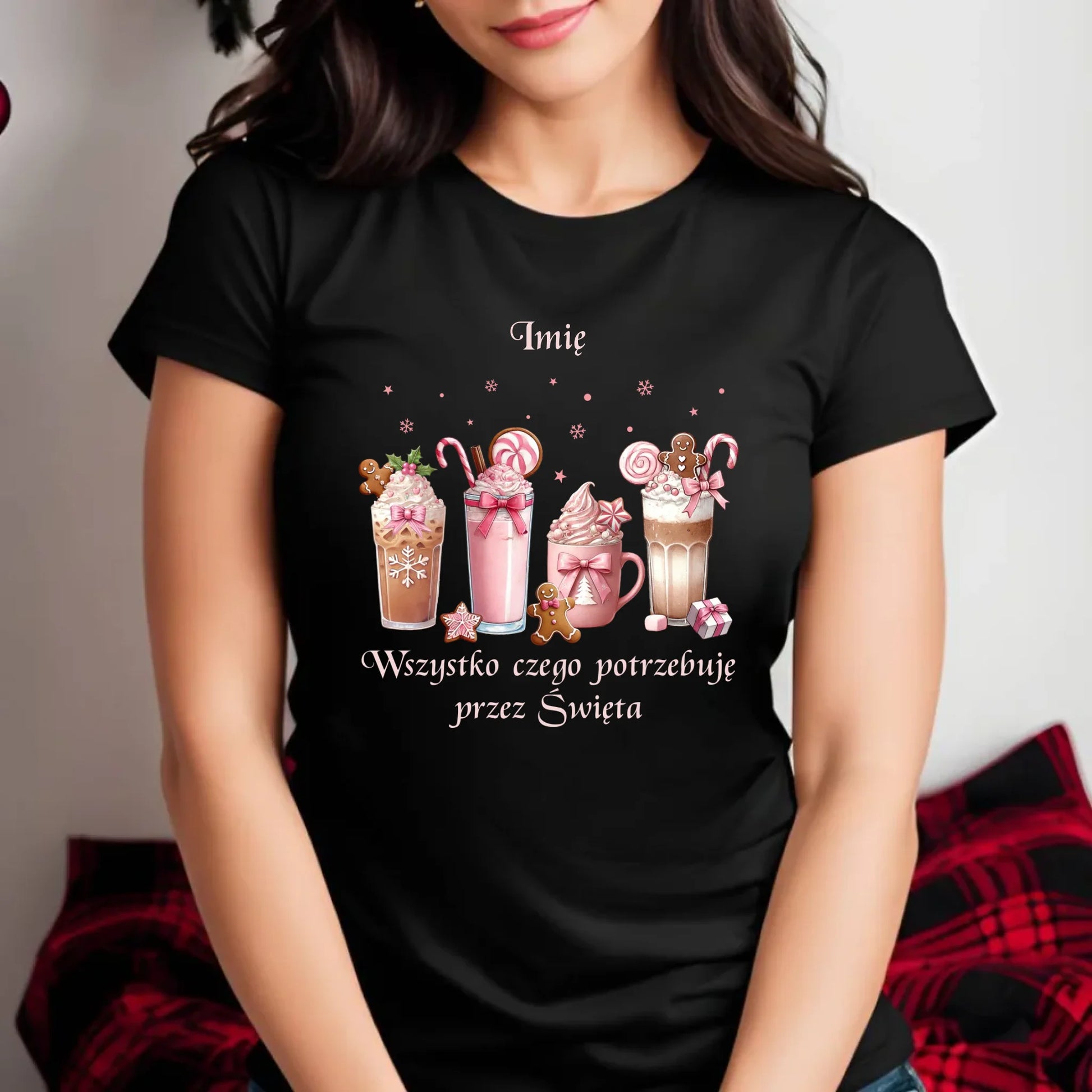 Koszulka damska świąteczna - Zimowa kawa Wszystko czego potrzebuję przez Święta - personalizowana BN46 - StoryCups.pl