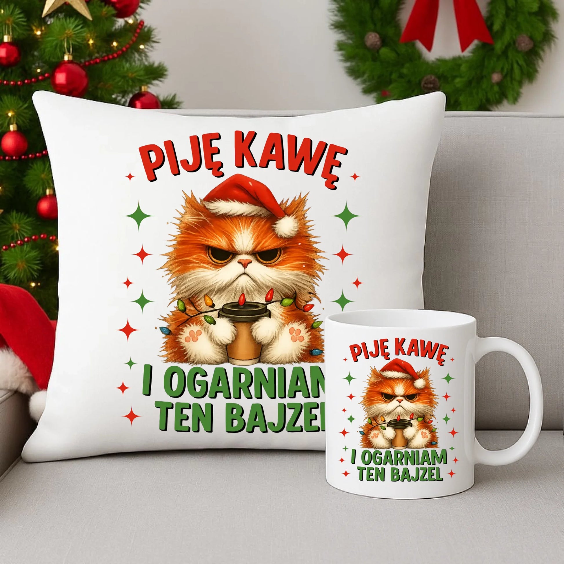 Zestaw poduszka i kubek świąteczny - Kot Piję kawę i ogarniam ten bajzel BN39 - StoryCups.pl