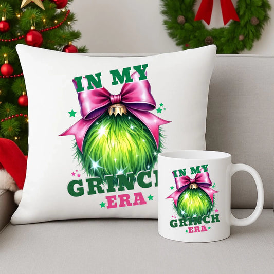 Zestaw poduszka i kubek świąteczny - In my Grinch era BN26 - StoryCups.pl