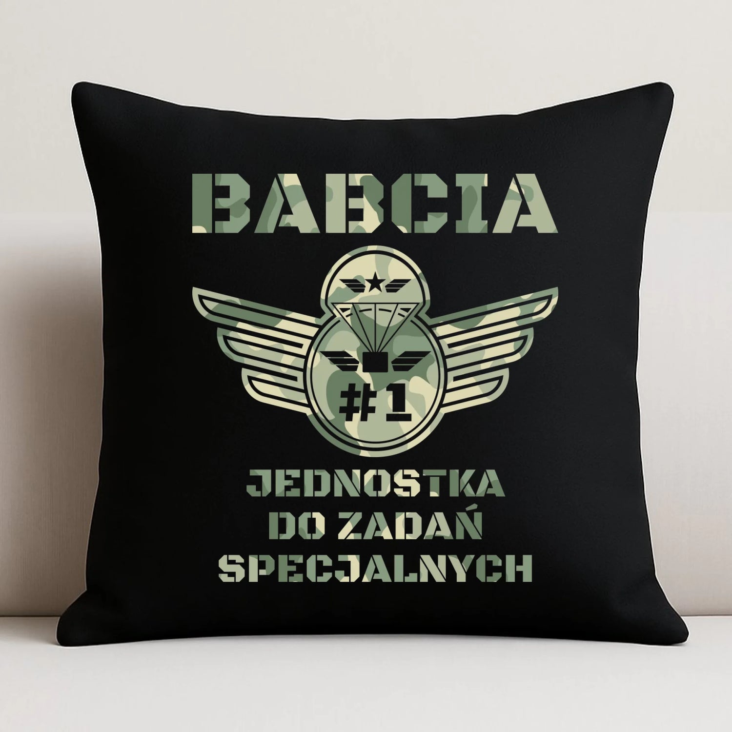 Poduszka dekoracyjna dla babci - Babcia jednostka do zadań specjalnych B31 - StoryCups.pl