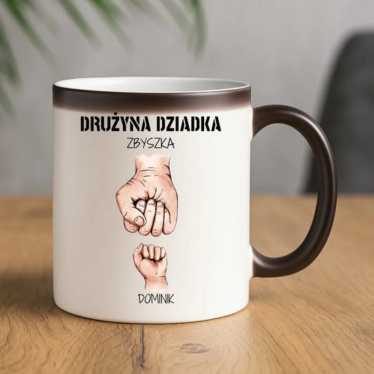 Kubek magiczny dla dziadka - Drużyna dziadka 1-6 imion wnuków - personalizowany D07 - StoryCups.pl