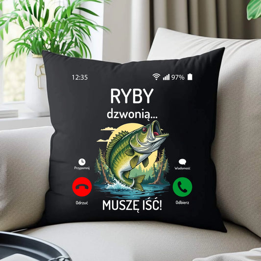 Poduszka dekoracyjna dla dziadka wędkarza - Ryby dzwonią muszę iść D37 - StoryCups.pl