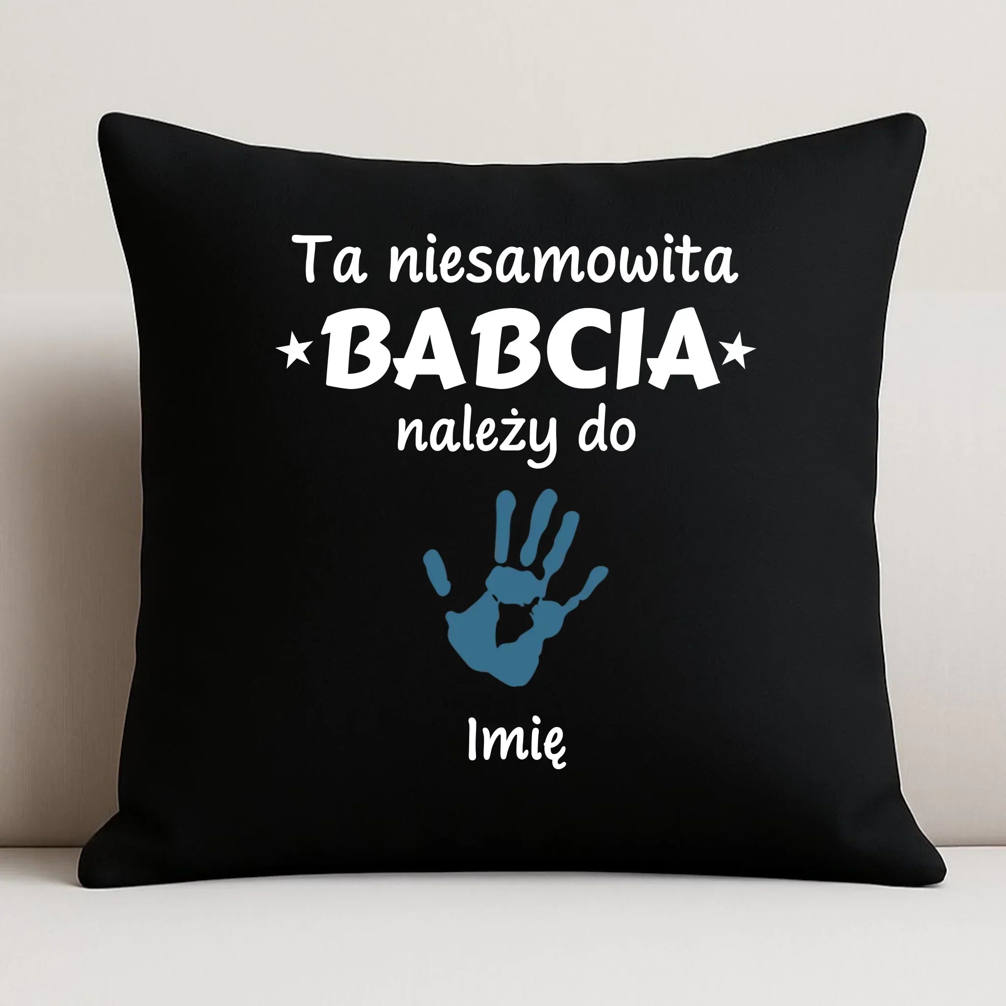 Poduszka dekoracyjna dla babci - Babcia należy do wnuków 1–6 imion – personalizowana B33 - StoryCups.pl