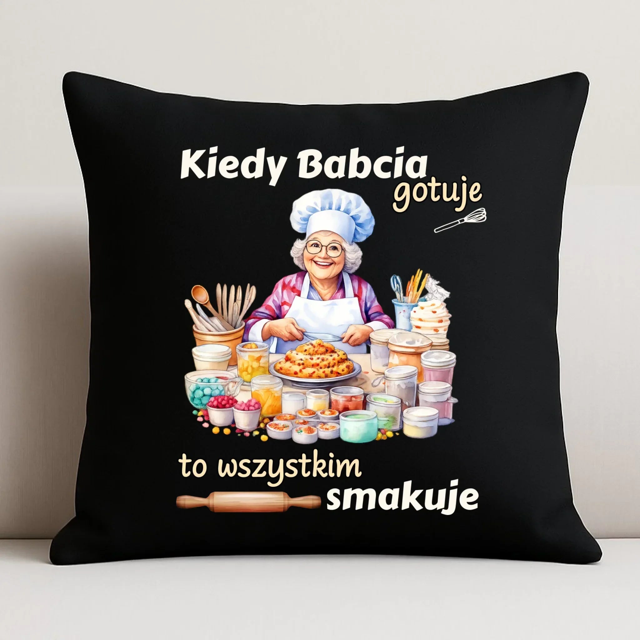 Poduszka dekoracyjna dla babci - Kiedy babcia gotuje to wszystkim smakuje B34 - StoryCups.pl