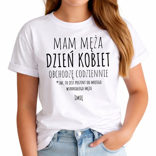 Koszulka damska - prezent dla żony - Mam męża Dzień Kobiet obchodzę codziennie - personalizowana Ż01 - StoryCups.pl
