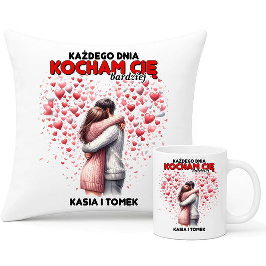 Zestaw poduszka i kubek dla par - Każdego dnia kocham Cię bardziej - personalizowany W09 - StoryCups.pl
