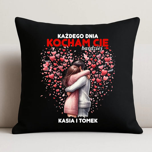Poduszka dekoracyjna dla par - Każdego dnia kocham Cię bardziej - personalizowana W09 - StoryCups.pl