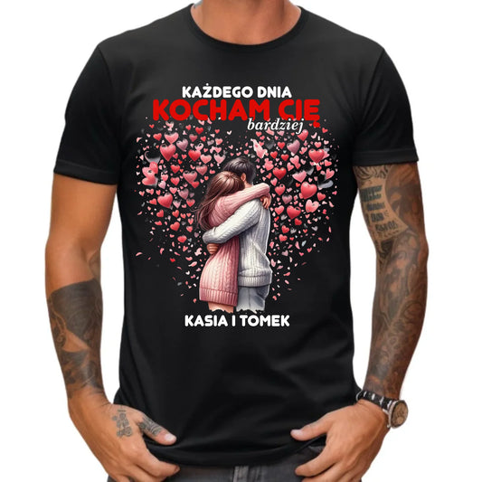 Koszulka męska dla par - Każdego dnia kocham Cię bardziej - personalizowana W09 - StoryCups.pl