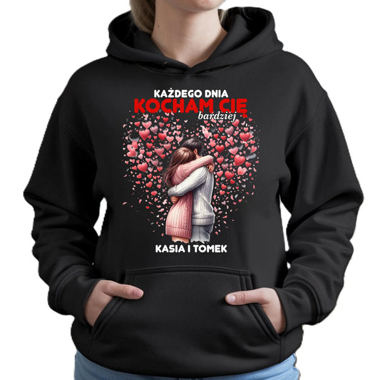 Bluza damska z kapturem dla par - Każdego dnia kocham Cię bardziej - personalizowana W09 - StoryCups.pl